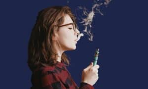 Owesifazane uphuza ugwayi nge-e-cigarette — ukubhema ugwayi vs ukubhema kanye nemiphumela empilweni yomlomo